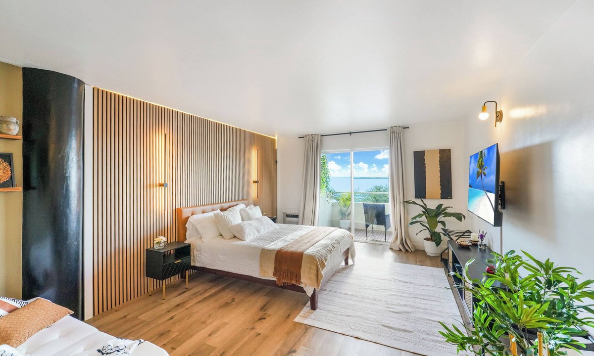 North Bay Village Apartment | Stunning Studio Bay Views & Parking