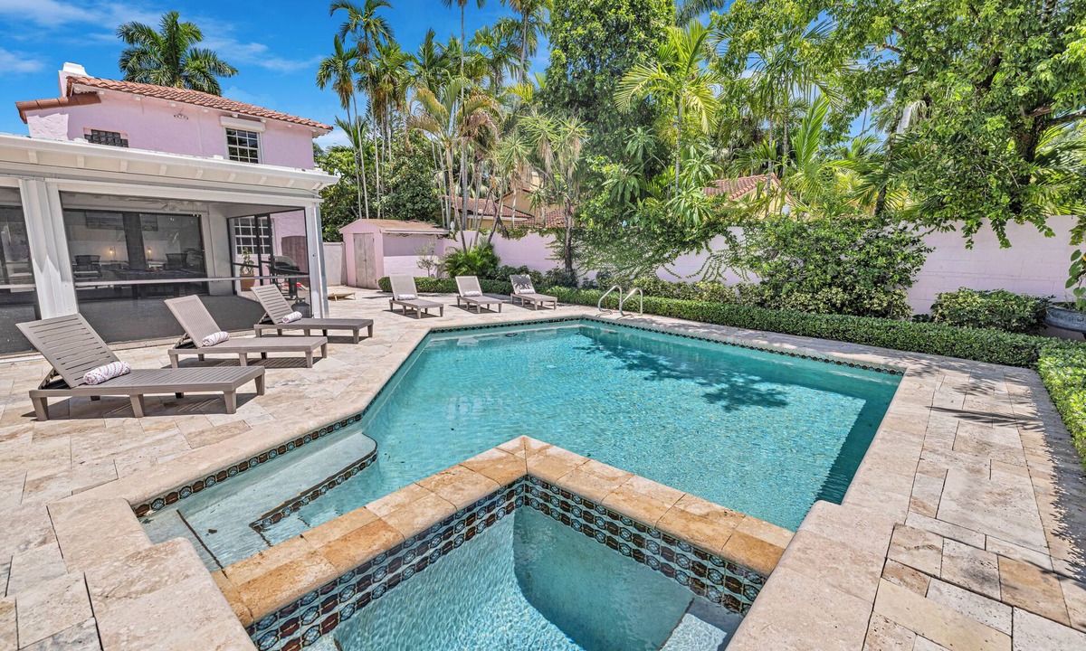 South Lake House | Stunning Tropical Getaway Steps To The Beach- Private Pool And Hot Tub