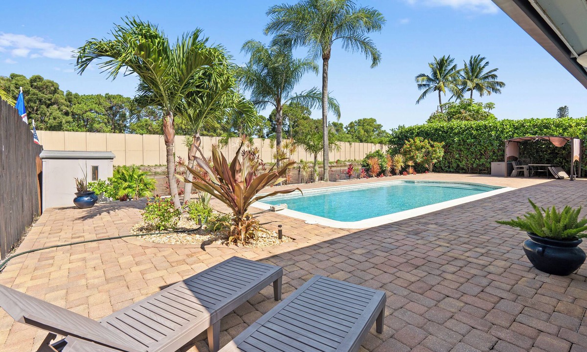 Golfview Harbor House | Stunning Waterfront 3 bedroom, 2 bathroom Home with Pool- 5 min from Beach