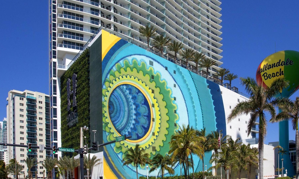 Hollywood South Central Beach Resort | Stunning well maintained 2-Bed suite, ocean views & walk to Diplomat Resort.