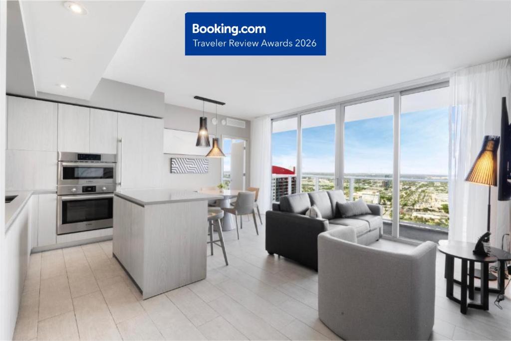 Hollywood Apartment | Stylish 3BR Resort Condo with Beach Access, Two Infinity Pools and Private Balcony - 25 min to FIFA!