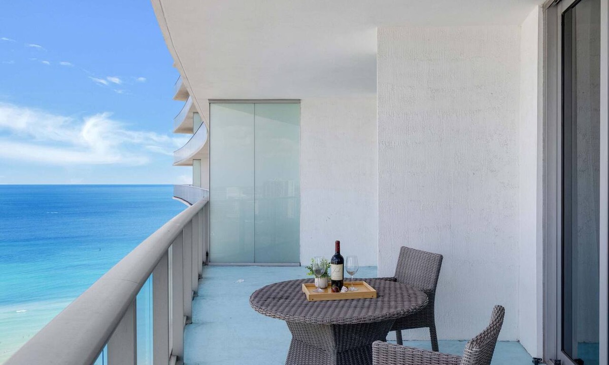 Hollywood South Central Beach Apartment | Stylish apt + Stunning Ocean Views + Top Amenities