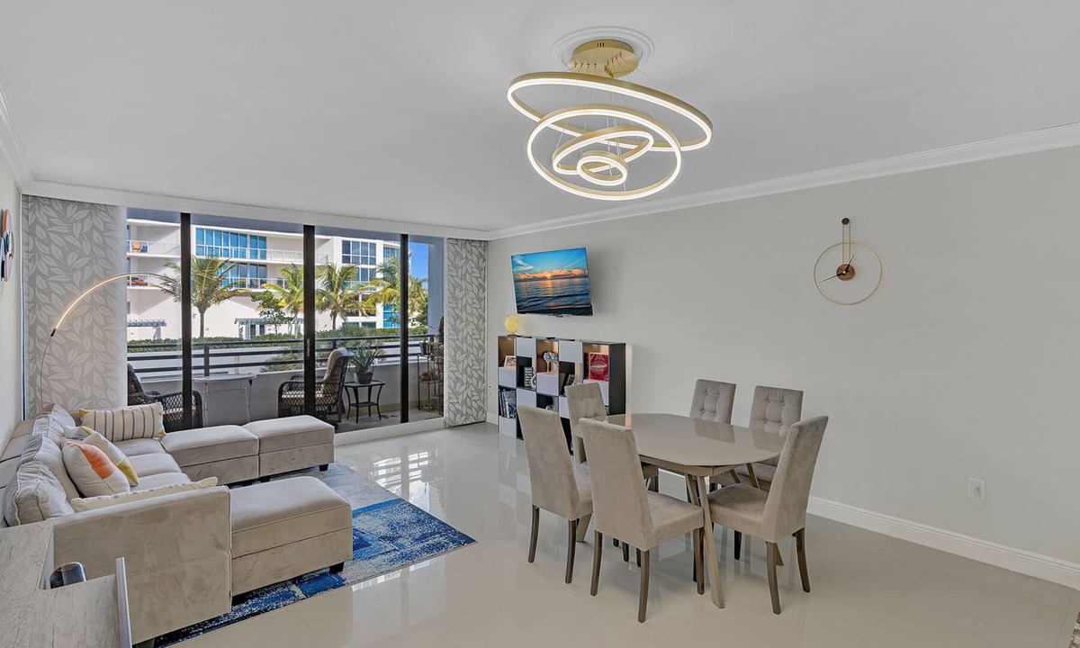 Hollywood South Central Beach Apartment | Stylish Beachfront Gem ~ Sea View, Pool, Gym, Pkg!