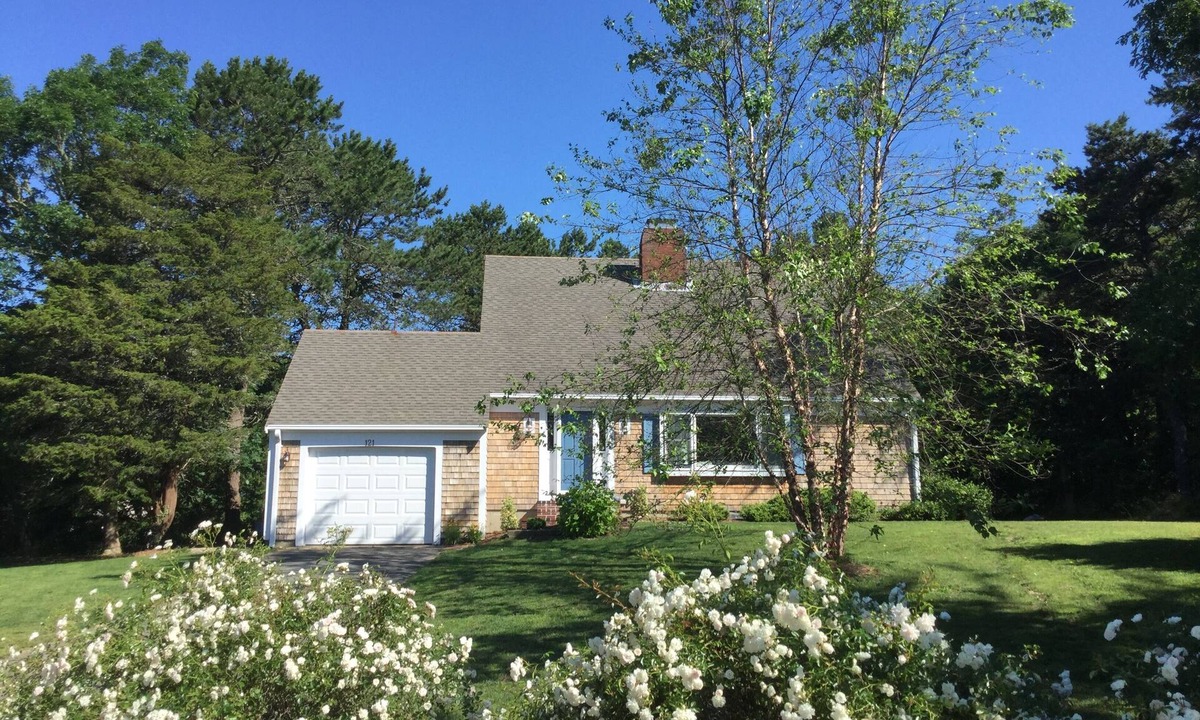 North Chatham House | Stylish Cape in North Chatham ~ Walk to Private Neighborhood Beach