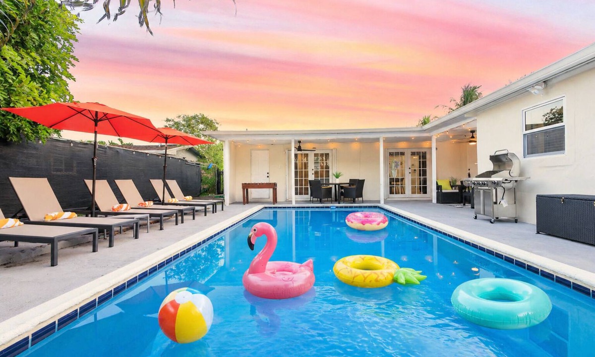 Hollywood Villa | Stylish Home with King Bed l Hockey & Foosball Table