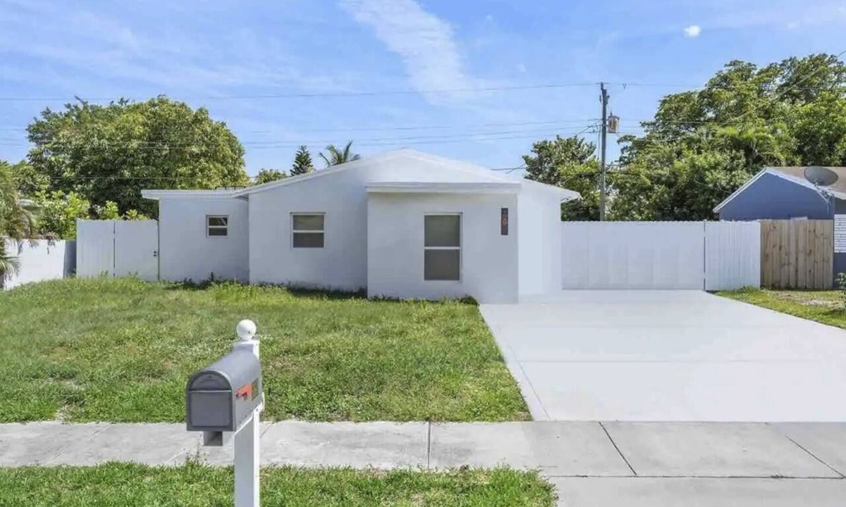 North Andrews Gardens House | Stylish House w/Hot Tub, Close to Beach & Stadium