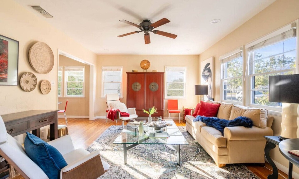 Monrovia House | Stylish LA Abode Close To Rose Bowl & City Of Hope