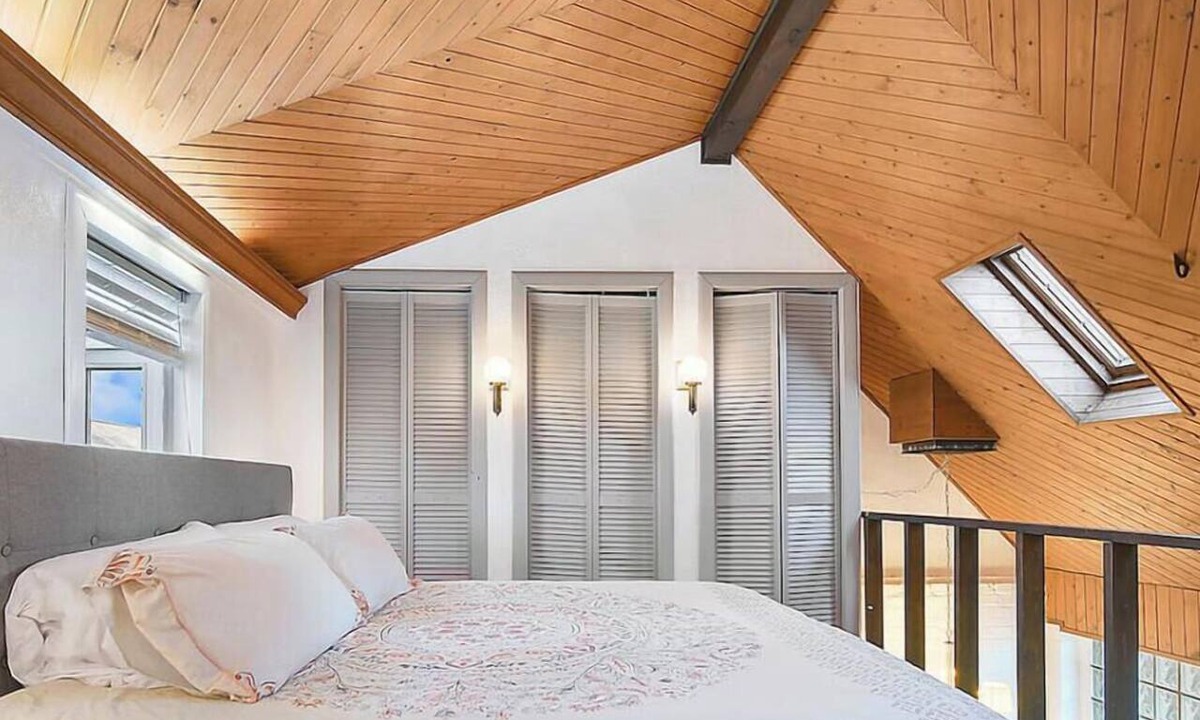 Crafton House | Stylish Loft with Deck and Parking