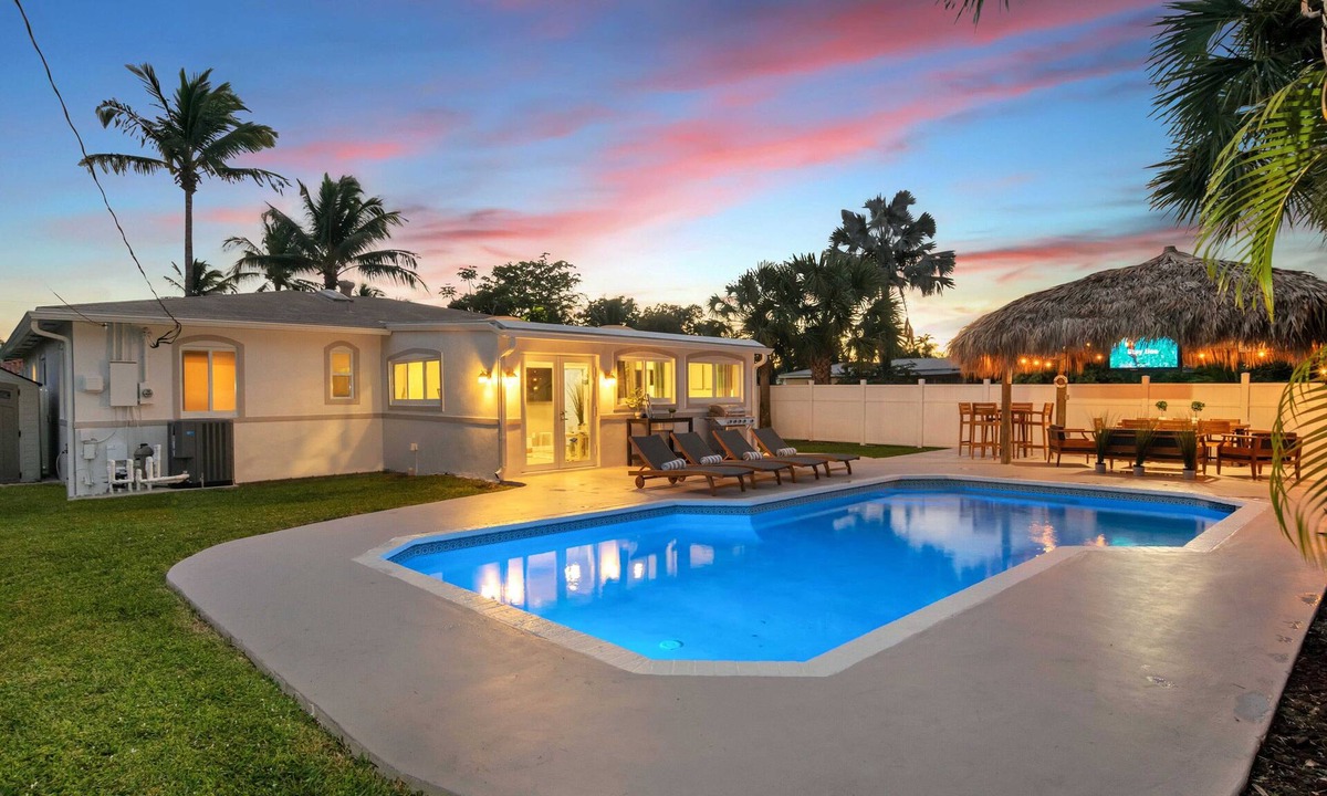 Dania Beach House | Stylish & Renovated 4BR W/Tiki + Heated Pool