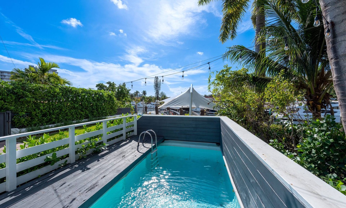 West Little Havana Villa | Stylish riverfront villa in central location