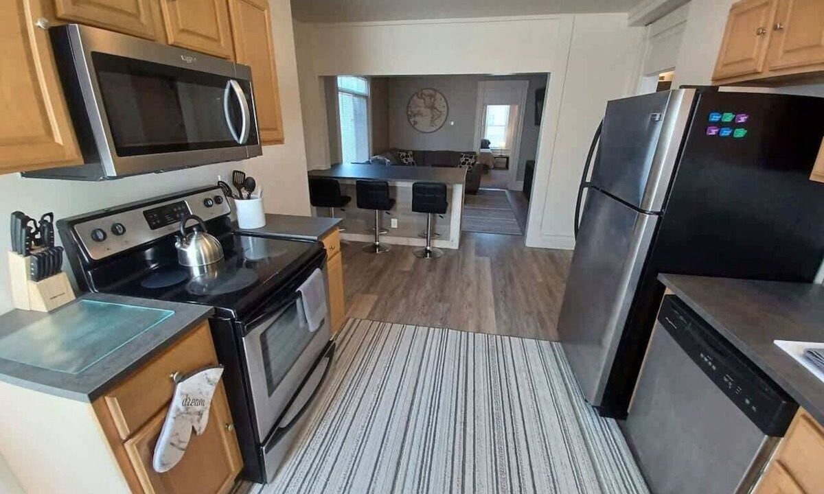 South Side Slopes House | Stylish South Side Retreat | Free Parking | 2 Baths | Fast WiFi