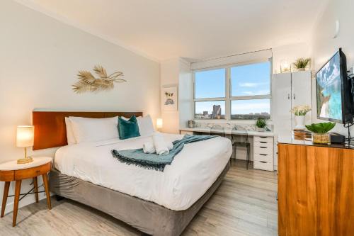 Coconut Grove House | Stylish Studio King Bed City View Hotel Perks Parking