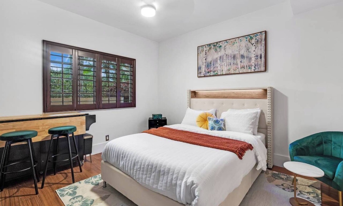 SilverLakes House | Stylish Suite in Pembroke Pines Comfort, Lake View