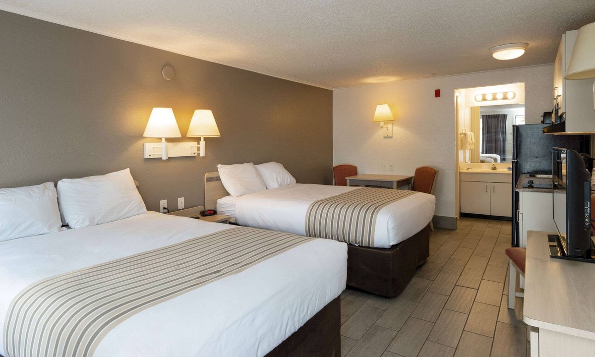 Mentor Hotel | Suburban Studios Mentor - Cleveland Northeast