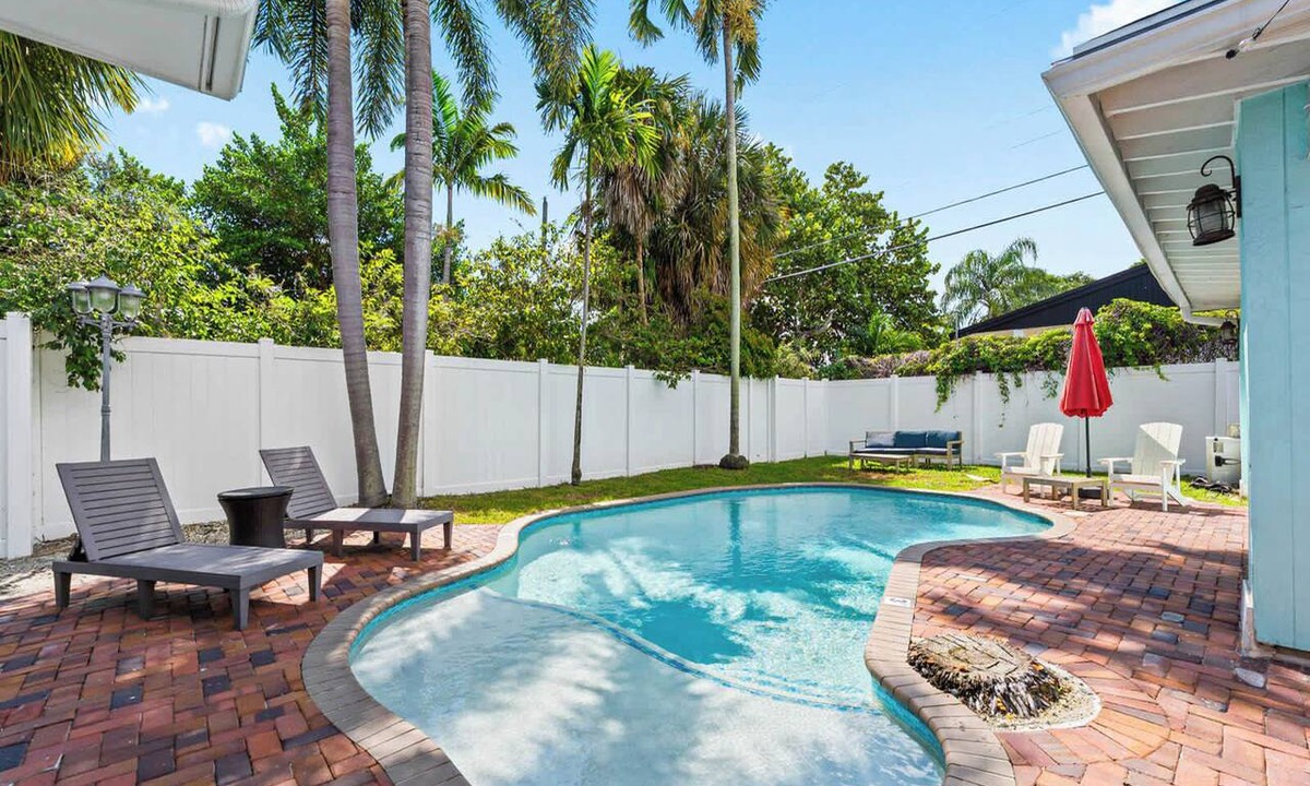 Middle River Terrace House | Sun of a Beach - 4Bed Tropical Getaway