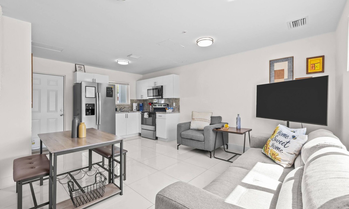 Gladeview House | Sunflower Miami Family Retreat-Fenced &Turf Yard w/BBQ-Centrally Located
