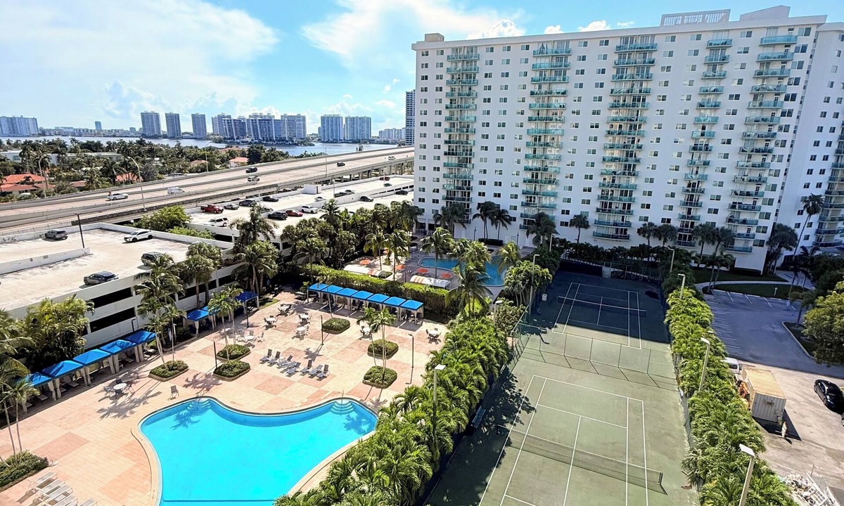 Sunny Isles Beach Apartment | Sunny Isles Beach Condo - Pool View, Free Parking & Modern Kitchen- 2BR