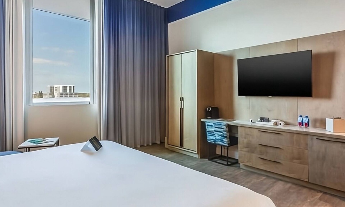 Ojus Hotel | Sunny Miami Retreat! Pet-friendly Property, Rooftop Swimming Pool!