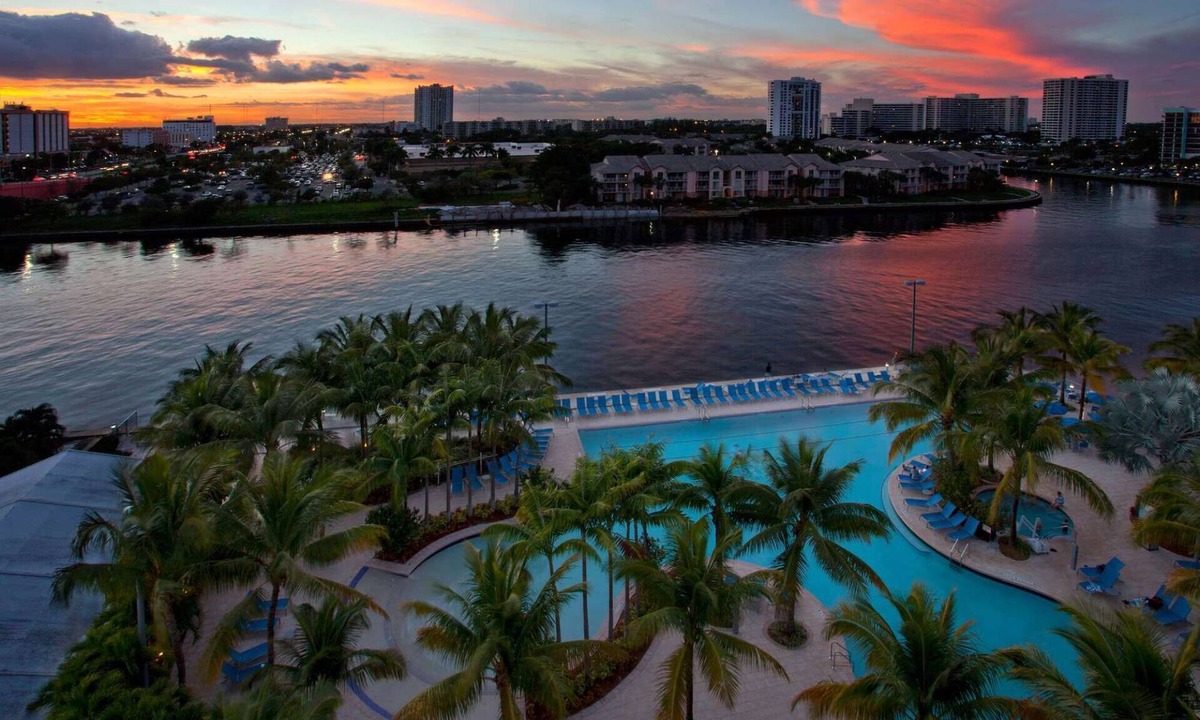 Hollywood South Central Beach Hotel | Sunny Retreat | Restaurant + Outdoor Pool