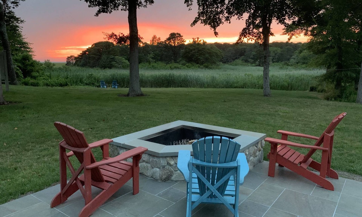 Yarmouth Port House | SUNSET BAY VILLA Backyard Sunsets, Kayaks, Bikes, HotTub, NatureTrails, Fire Pit
