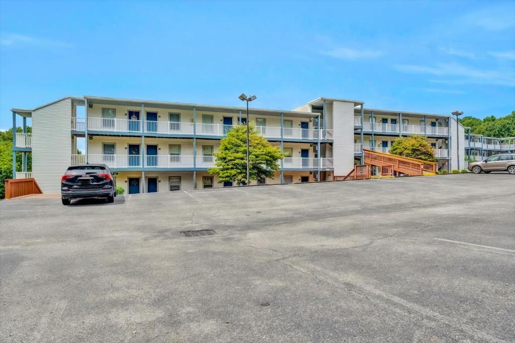 North Shore House | Sunset Landing - Waterfront condo with lake-view deck, tennis court & pool