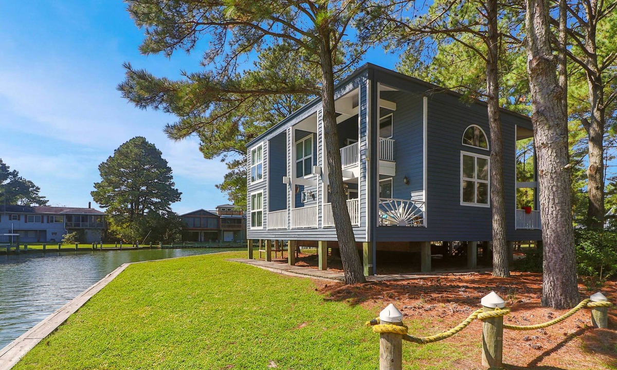 Deep Hole House | Sunshine Daydream | Oyster Bay Canal Waterfront w/Multiple Porches, Water Views & Dog Friendly