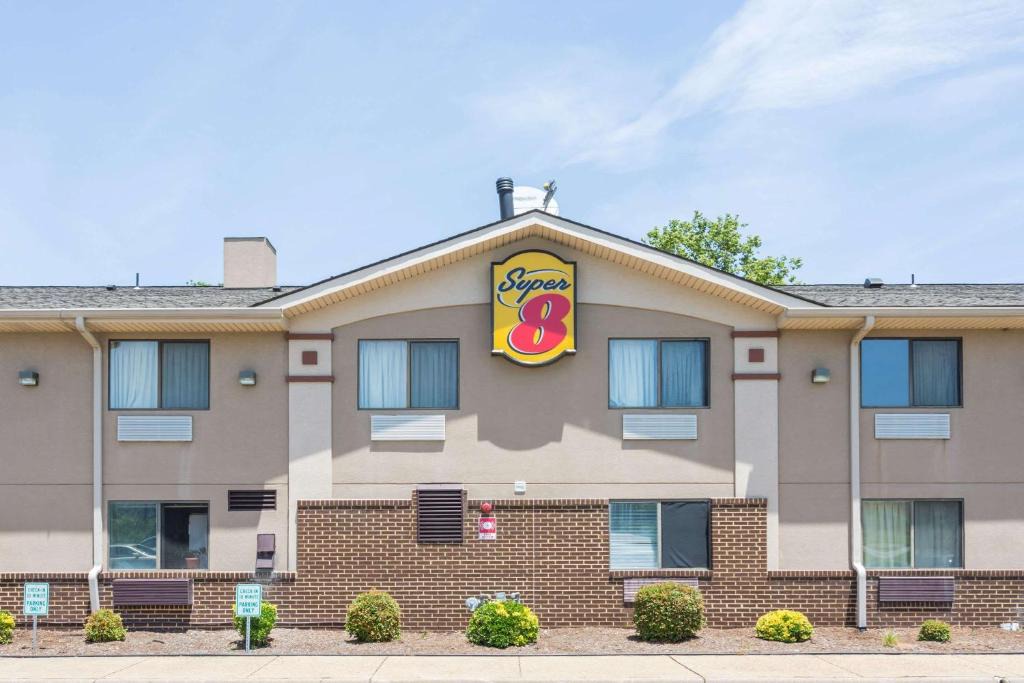 Downtown Hotel | Super 8 by Wyndham Hampton