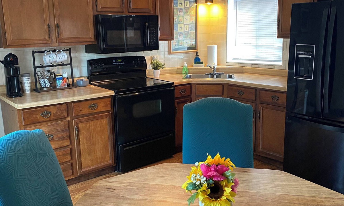 Ambridge House | Super Clean 2-Queen House: Huge Private Deck, Near PIT, Stadiums & Museums
