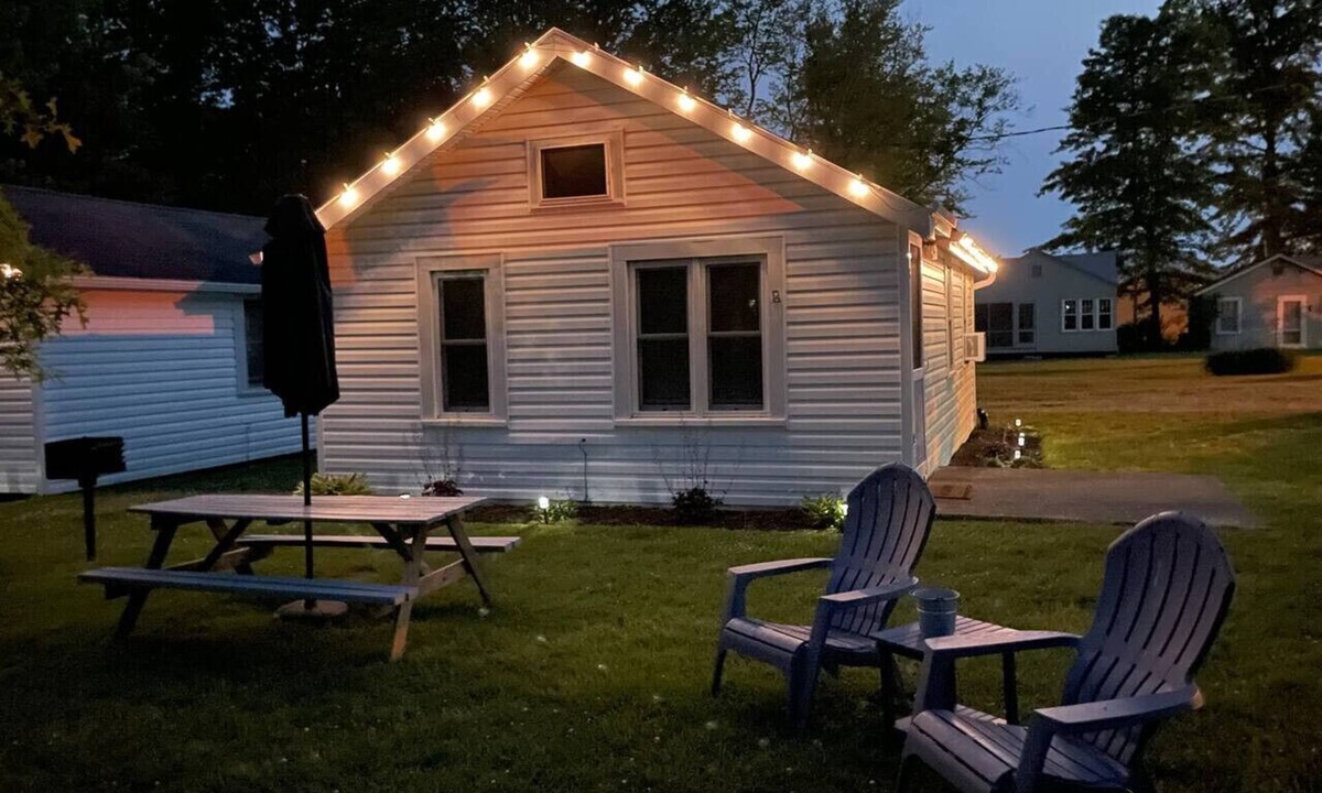 Geneva-on-the-Lake Cottage | Super Cute 2 Bedroom Lake Erie Cottage in GOTL