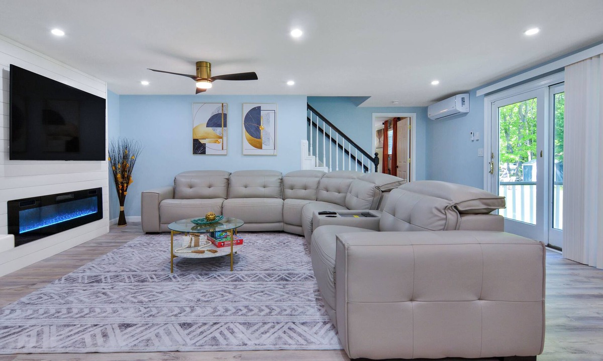 Methuen House | Superb 4-bedroom 2 bathroom unit 30 minutes from Boston with fire pit/hot tub