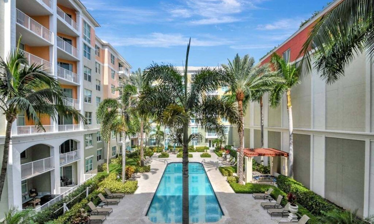 East Ocean Ave Condo | Superbe Condo