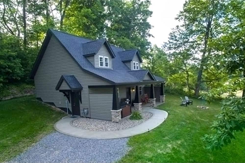 Sugarcreek Cabin | Sweet Private Cabin with Jacuzzi and Fire Pit in Ohio