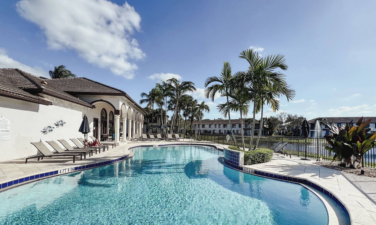 Delray Beach House | SWiSS LiViNG - Lakeside Haven - Pool, Gym, Tennis & Pickleball