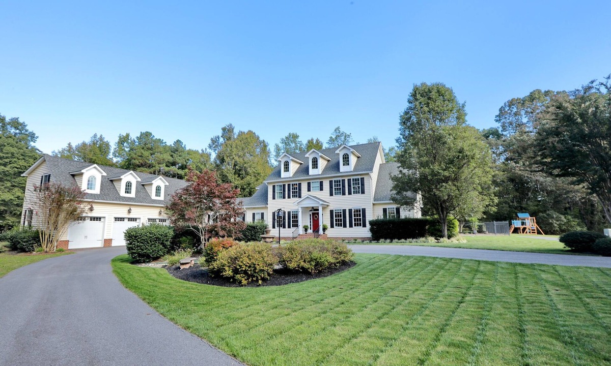 Newburg House | t32-Acre Retreat , Pool, Hot Tub, Theatre, Fire Pit, Games, sleeps 10