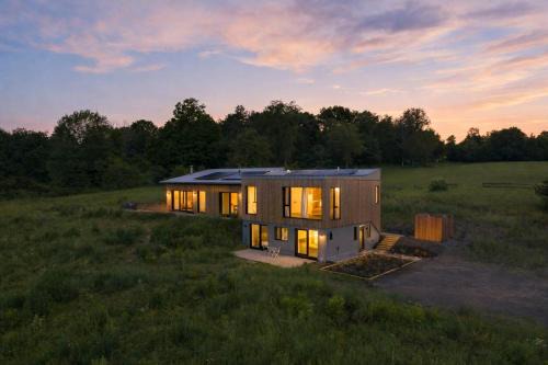 Hollowville House | Taghkanic House - Modern Oasis Designer Privacy
