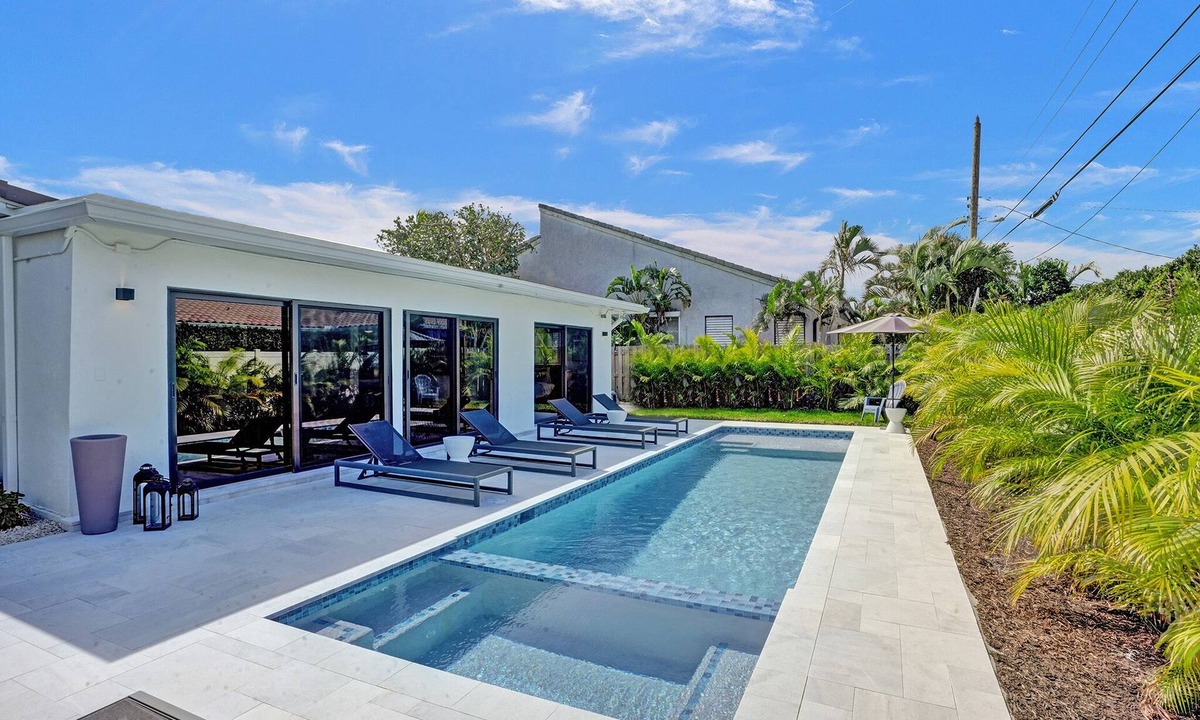 Lauderdale-by-the-Sea House | Terra Mar Island Walk to private Beach 3/3 heated pool spa