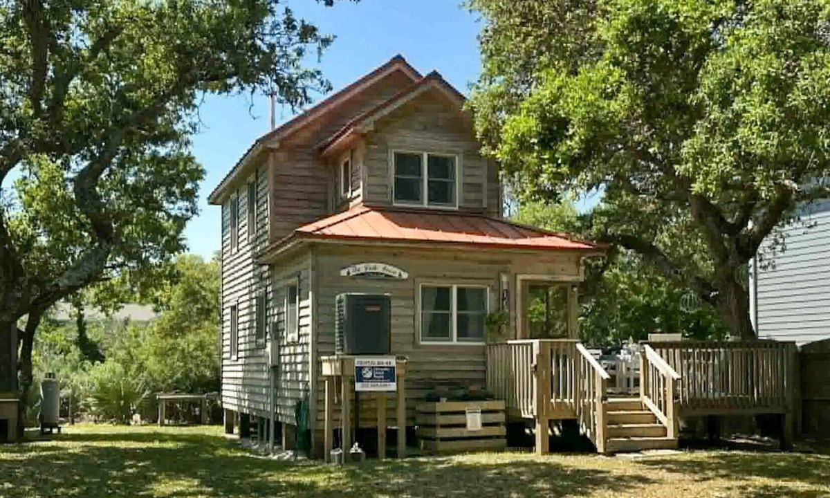 Ocracoke House | The Back House: Quaint two bedroom Ocracoke Island cottage