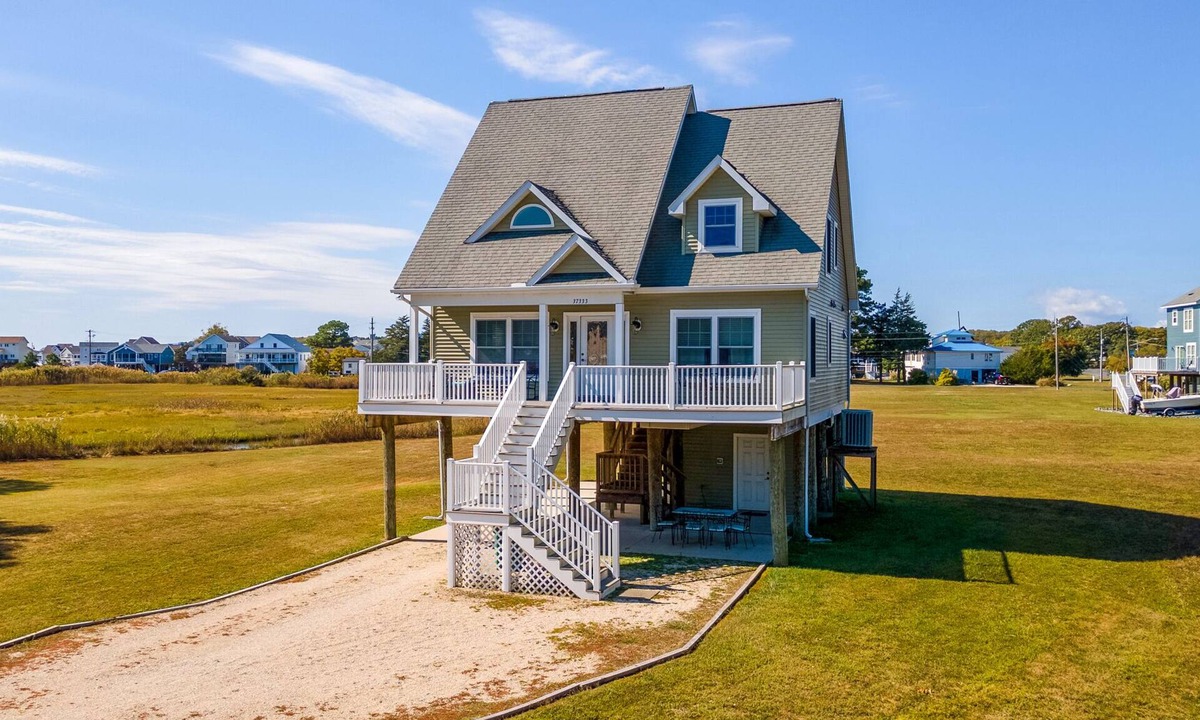 Captain's Cove House | The Baywatch Bungalow by Seaside Vacations & Sales