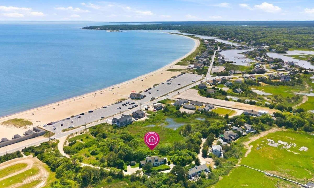 Centerville House | The Beach House 946-Cv: Beach Cottage Times Three near Craigville Beach