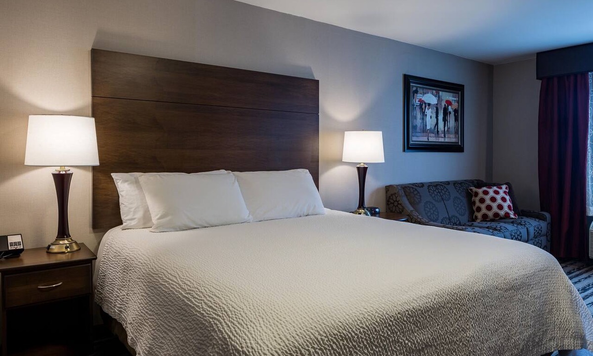 Gardner Hotel | The Colonial Hotel