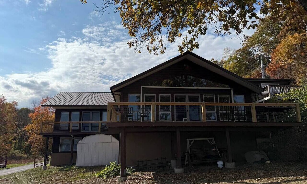 Hammond House | The Deck House on Black Lake