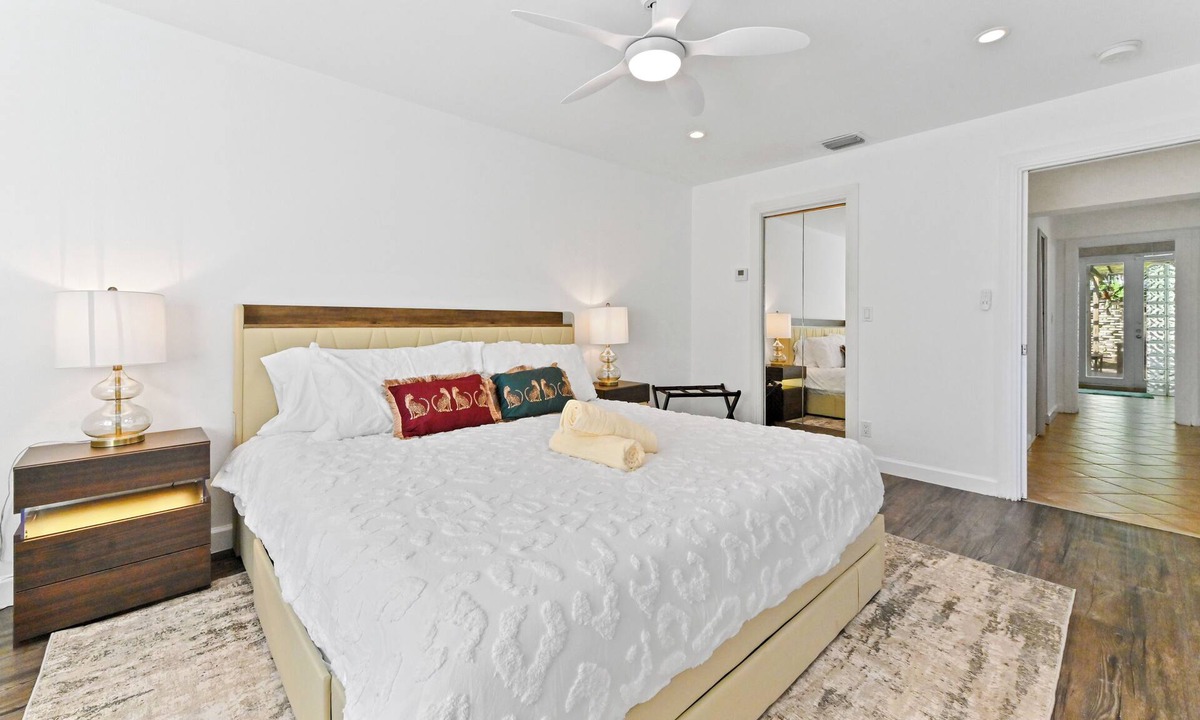 Wilton Manors House | The Flamingo Villa: King BD, Fire Pit, Wifi & Arcade Game 10min to Ft.Lauderdale