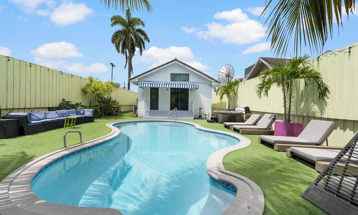 Allapattah House | The Gilded Palm - Near Design District - Pool & Hot Tub