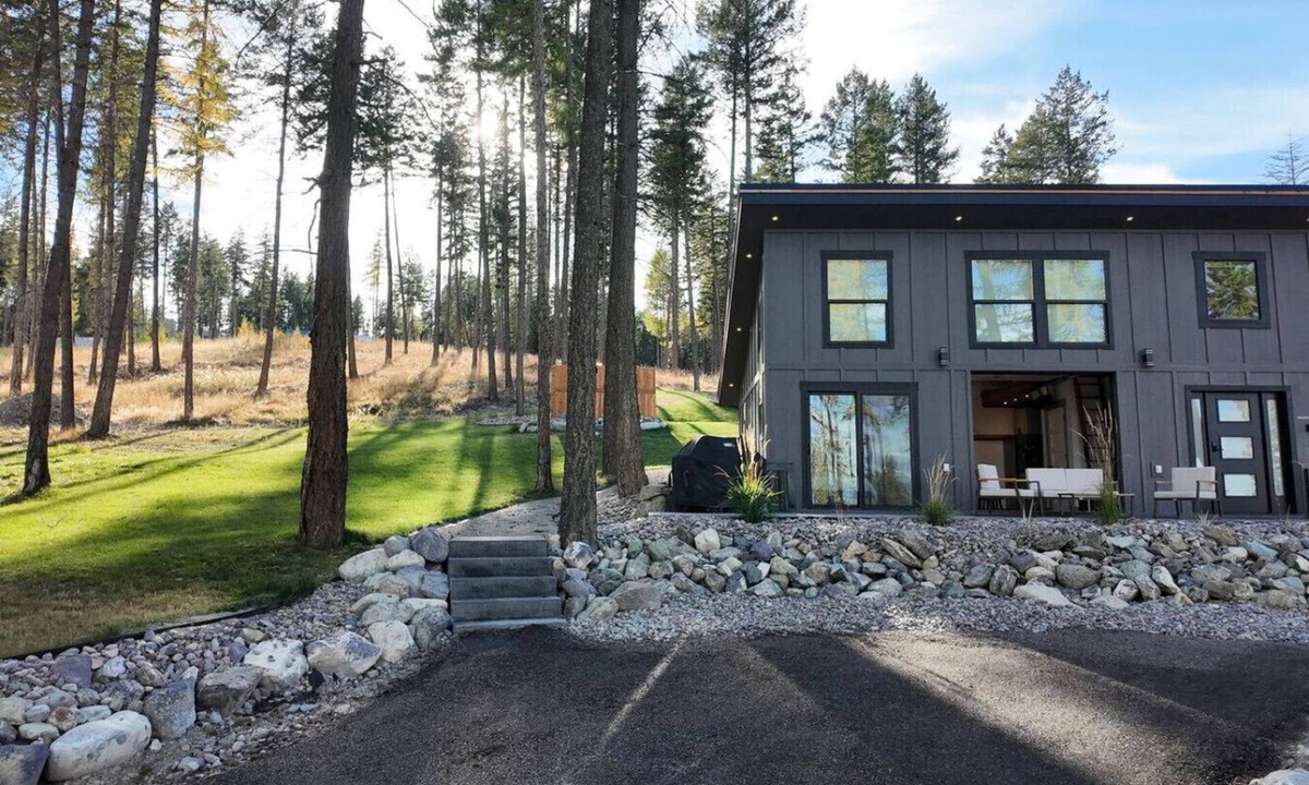Lakeside House | The Glacier House: Lakeviews, Heated Pool, Hottub