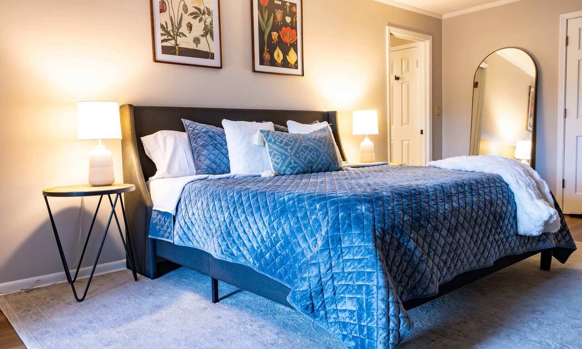 Belden Hotel | The Lakeside Suite at Moon Lake Farm - 2nd story deck overlooking the lake