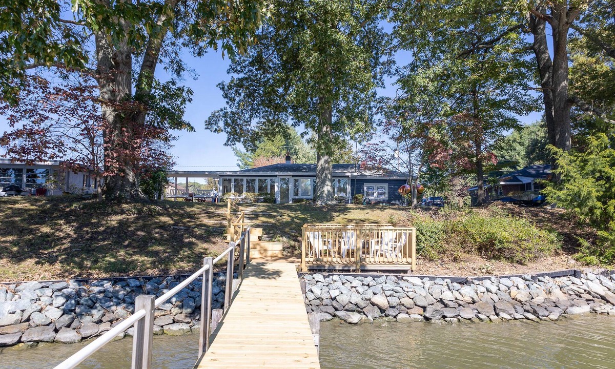 Pine Top Cottage | The Little Blue Cottage - Topping : Waterfront!