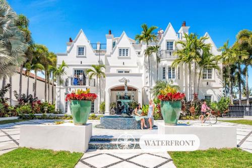 East Fort Lauderdale House | The Modern Castle Canal View Access Rooftop Living Greenhouse VlLLAS