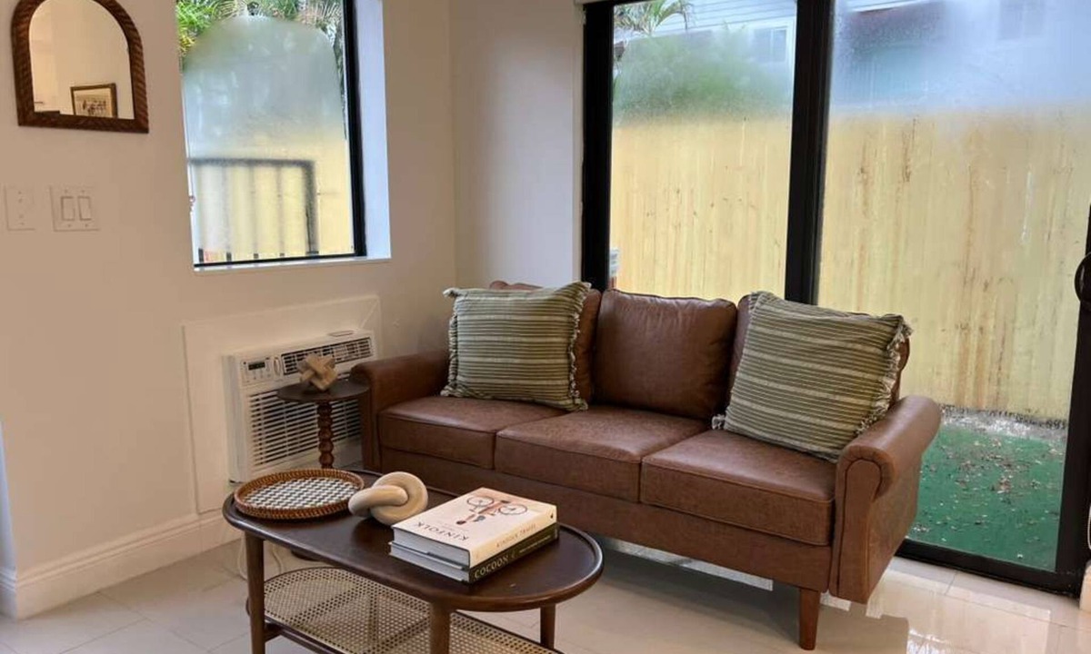 Beverly Heights Apartment | The Modern Oasis Queen Studio with Kitchen