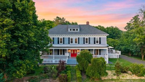 Oak Hill House | The Nightingale by AvantStay