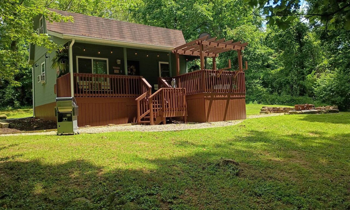 Kimbolton Cabin | The Owl's Nest! Cozy cabin with two queen size beds in charming Kimbolton